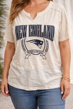New England Patriots Women’s Tee Casual Fan Shirt NFL Team Apparel Cream Graphic